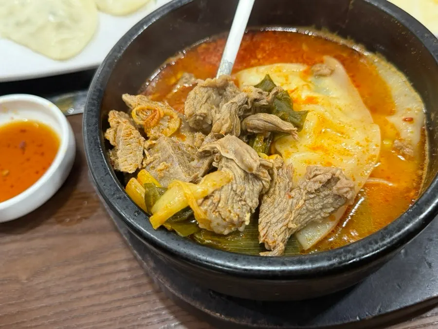 매콤한 국물이 끓는 한우짜박이 클로즈업