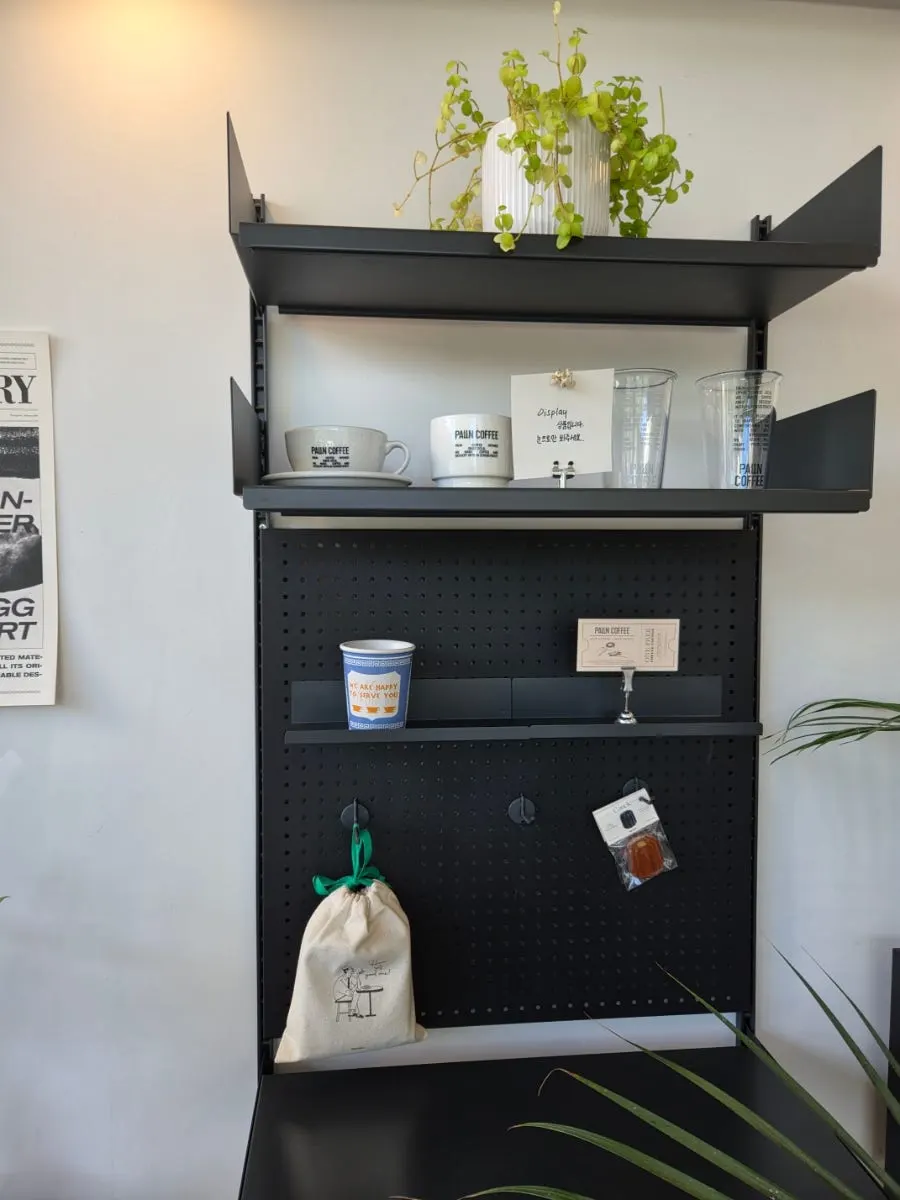 Display of aesthetic interior decor pieces