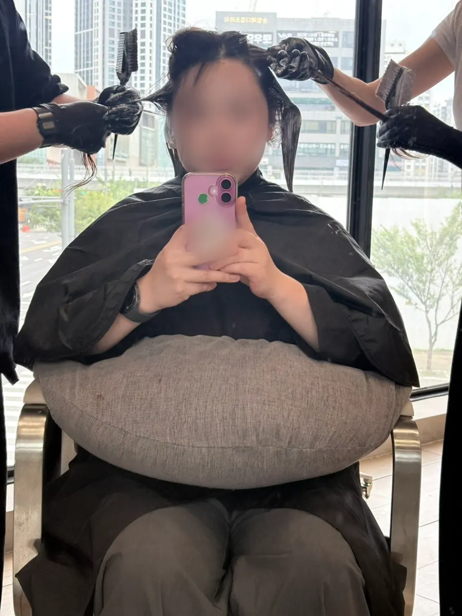 염색 대기 중 제공된 음료와 다과