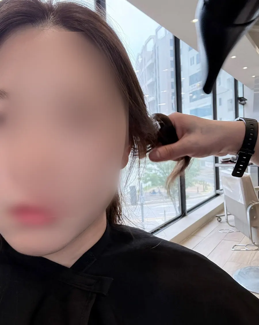 바깥쪽으로 말아 올리며 말린 옆머리 컬