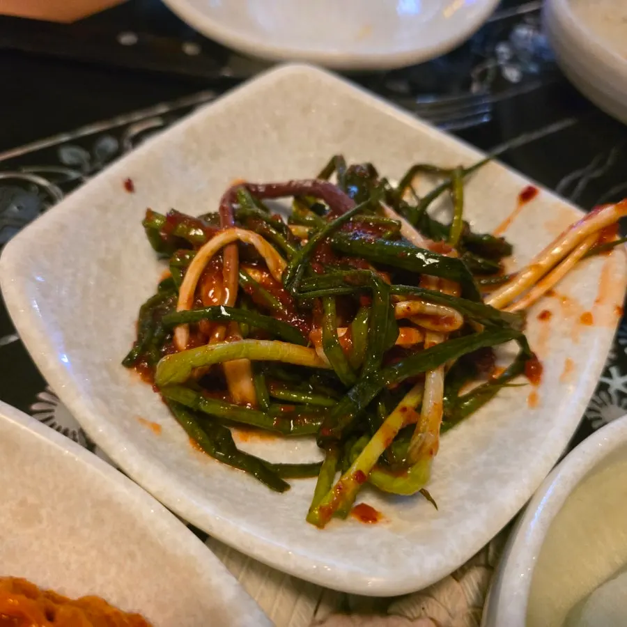 도마에 차려진 기본 밑반찬 한상