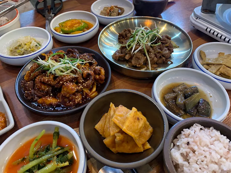 엄마의뚝심 매장 앞 주차 공간