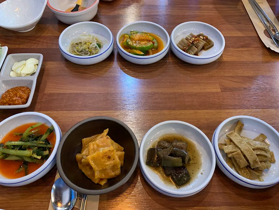 여러 가지 밑반찬이 깔린 상차림