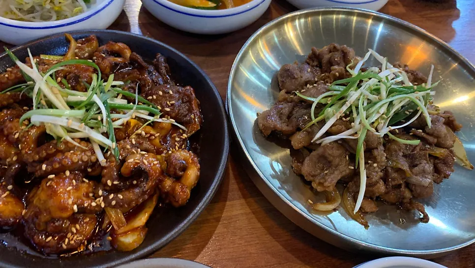 도토리묵과 부침개 등 집반찬 구성