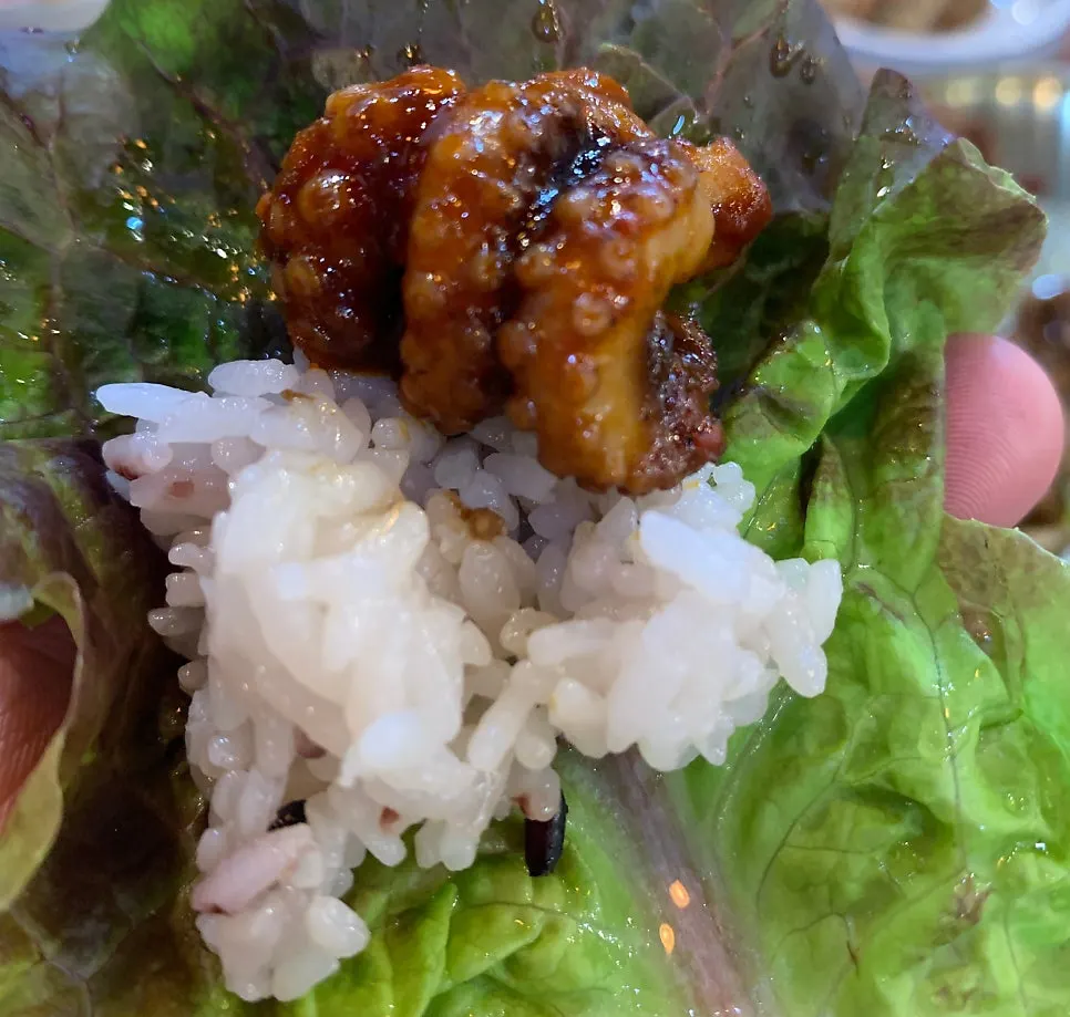 쌈채소에 올린 쭈꾸미 한 점