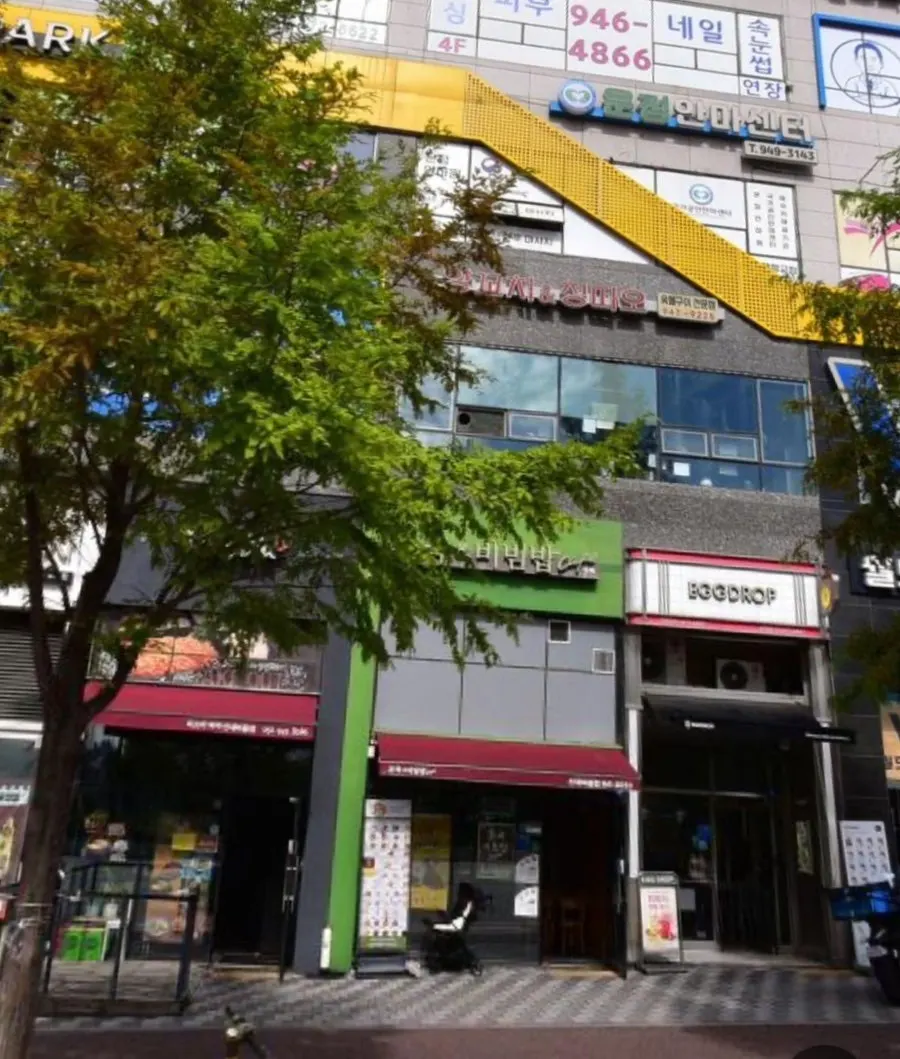 Exterior of the restaurant on the 2nd floor of World Tower W3