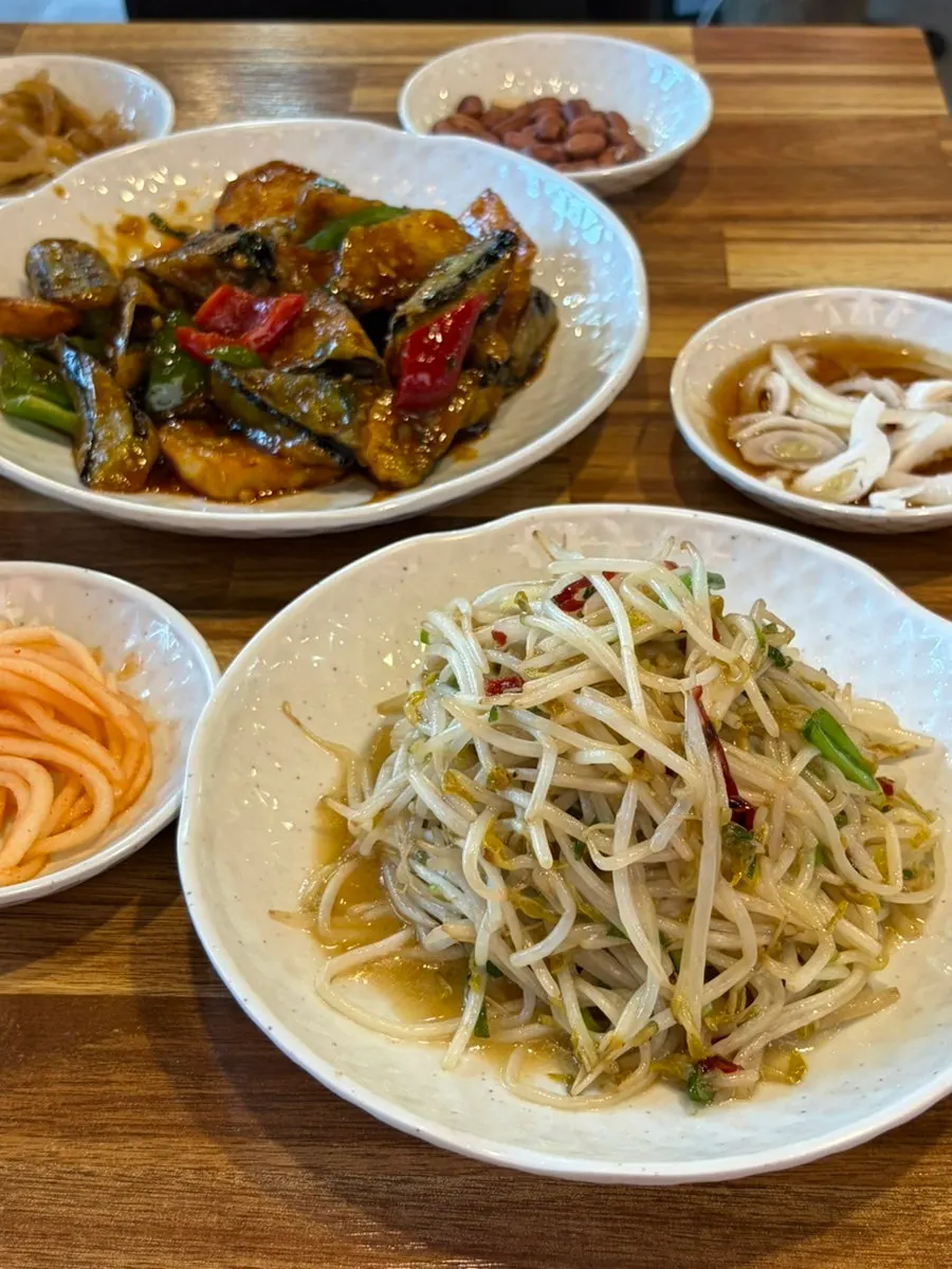 Complimentary bean sprout stir-fry
