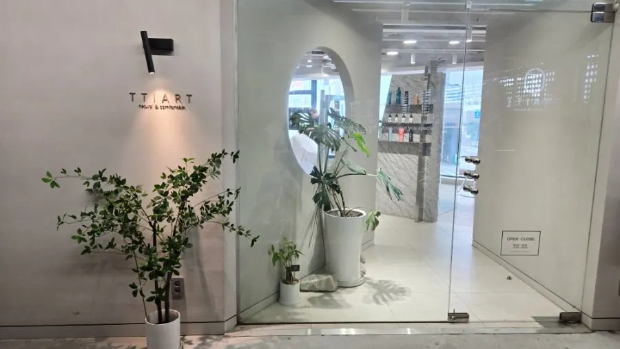 Entrance to the 2nd floor of the Aju parking building where Tthe Art Hair Unjeong Station Branch is located