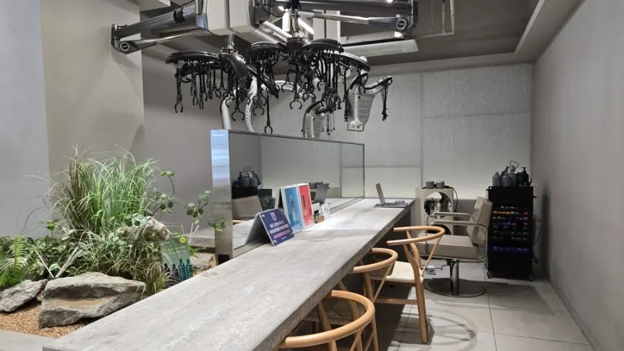Styling chair and mirror at Tthe Art Hair Unjeong Station Branch