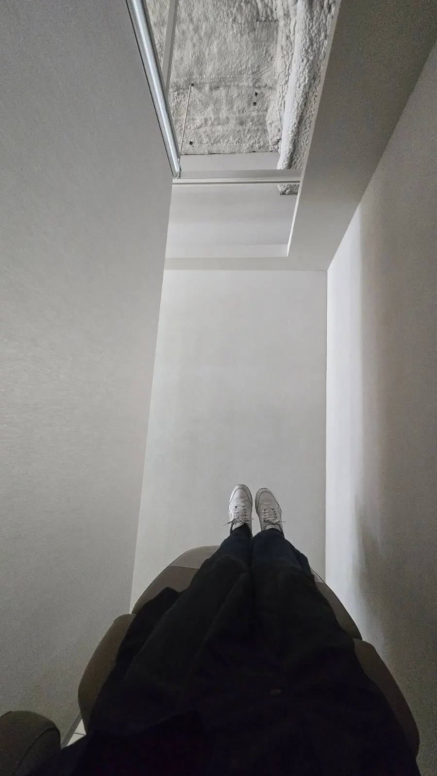 Neutralizing shampoo spot with the blinds lowered