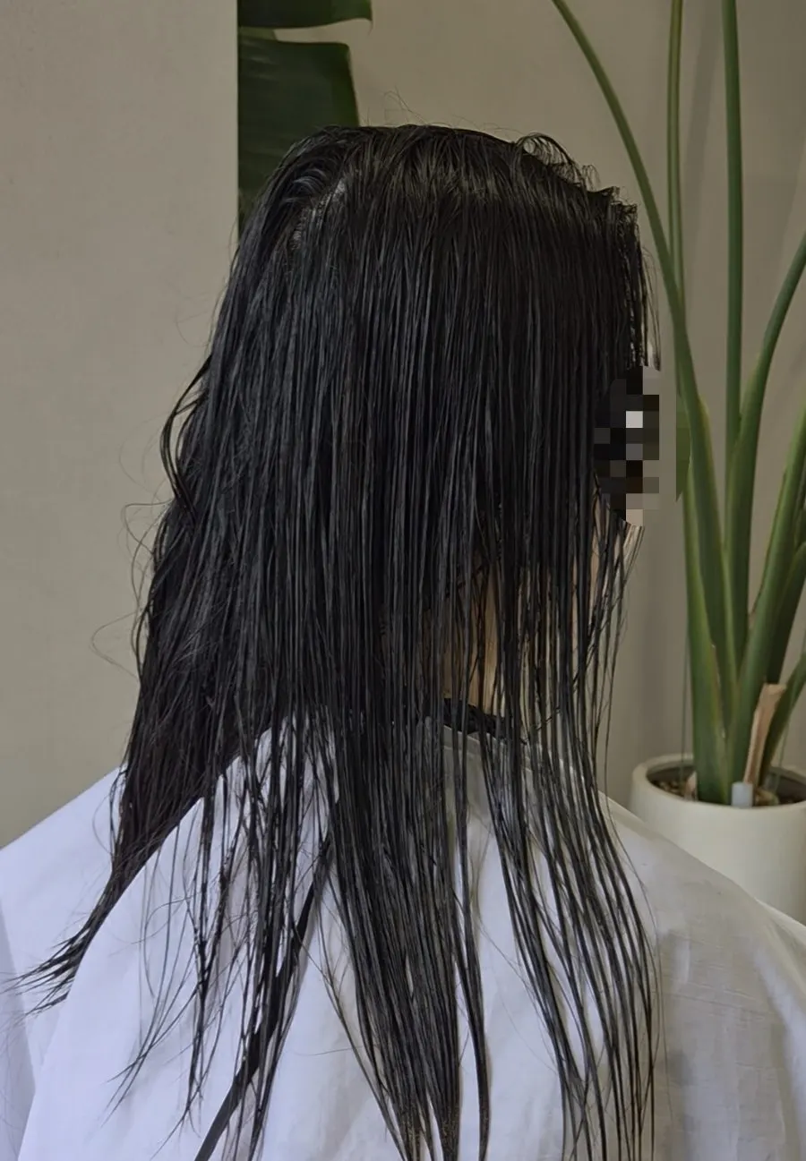레이어드컷 전 물을 뿌린 긴 머리 상태
