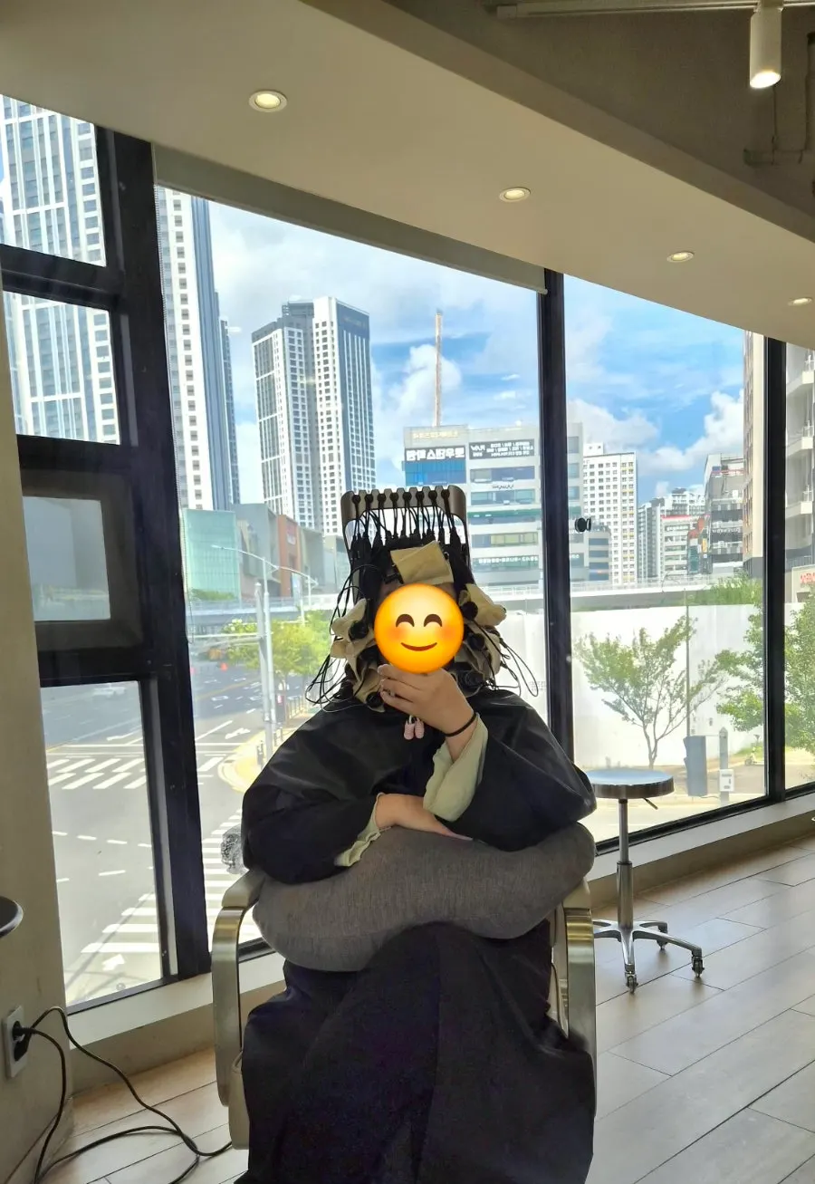 레이어드펌 롯드를 감은 시술 중 모습