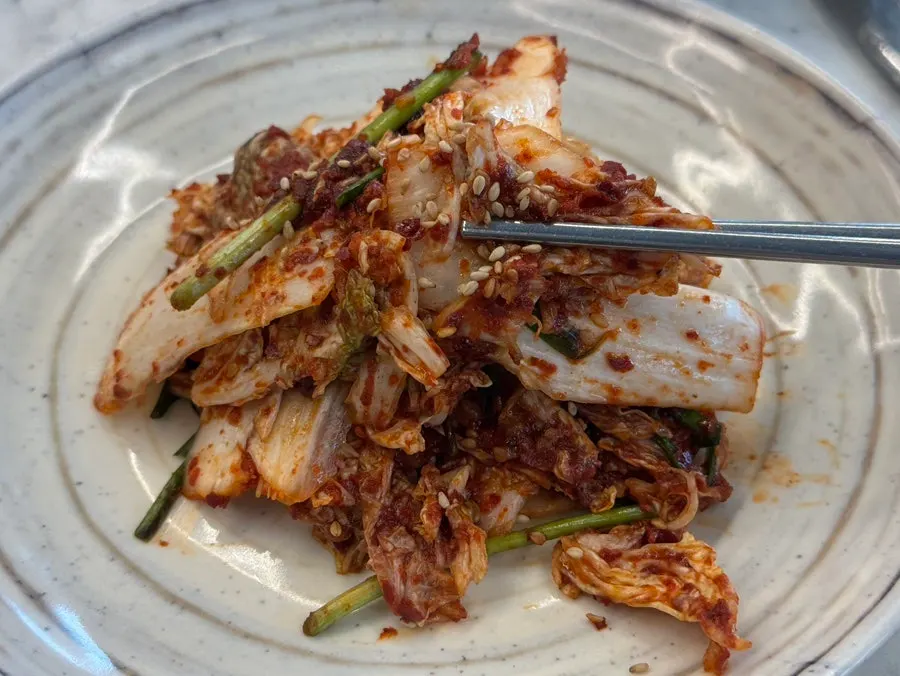 양념게장과 겉절이 등 반찬 접시