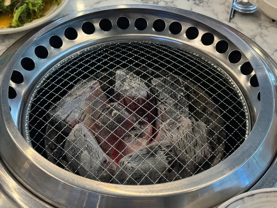 테이블에 세팅된 화력 좋은 숯불
