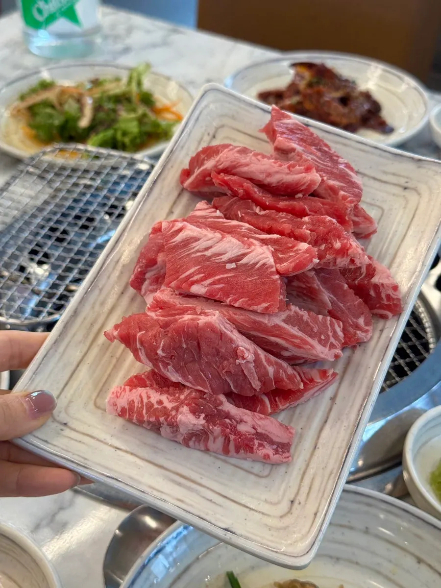 마블링이 보이는 생 소갈비살 접시