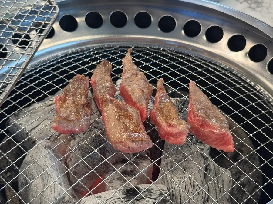 숯불 위에 올린 소갈비살
