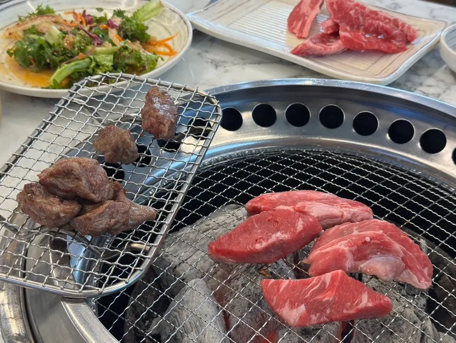 불판에서 구워지는 두툼한 소갈비살