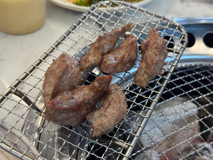 알맞게 익은 소갈비살 구이