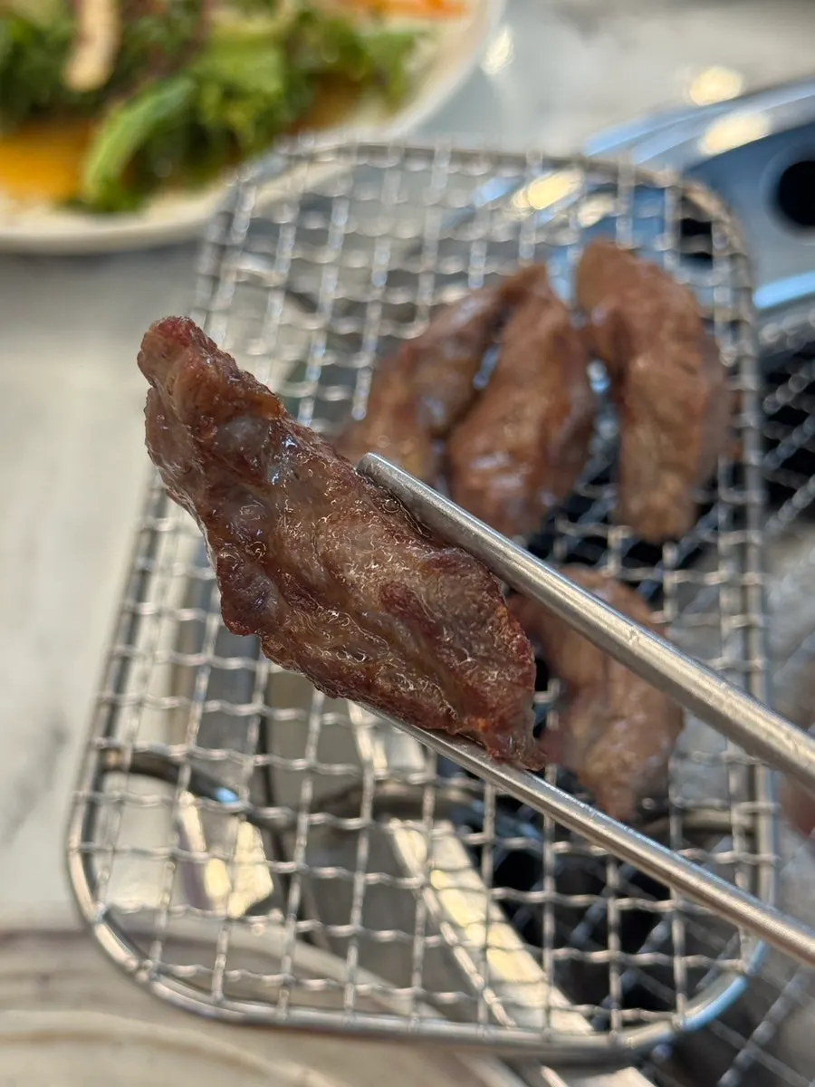 육즙이 보이는 소갈비살 한 점