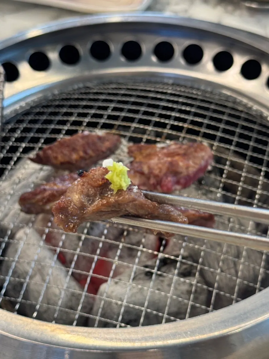 생와사비와 소금을 곁들인 소갈비살