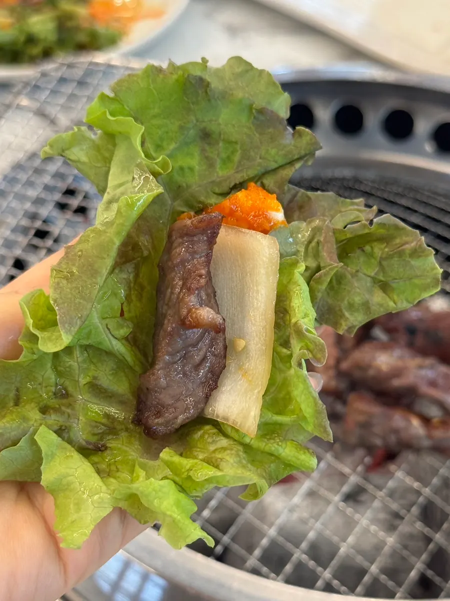 소금에 찍어 먹는 소갈비살 클로즈업