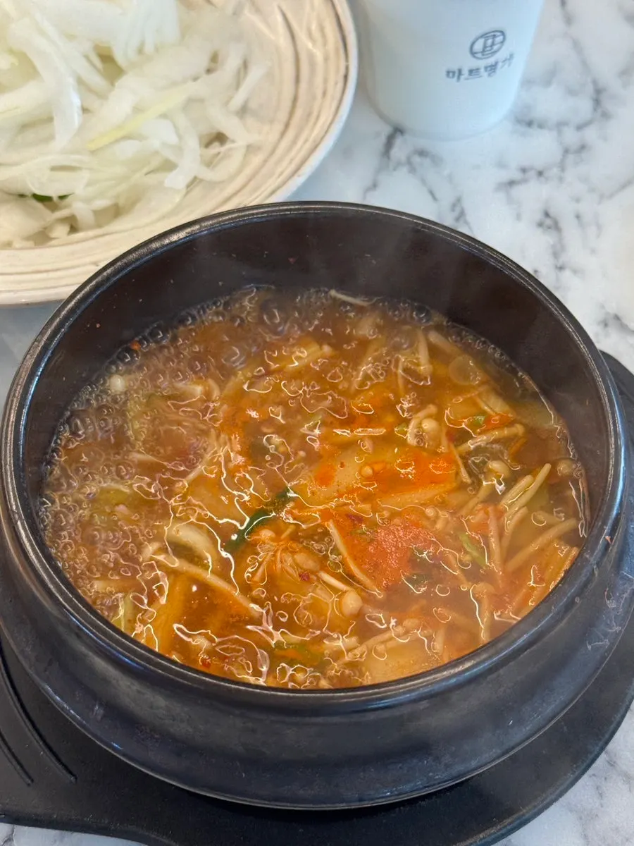 쌈 야채에 쌈장과 고기를 올린 쌈
