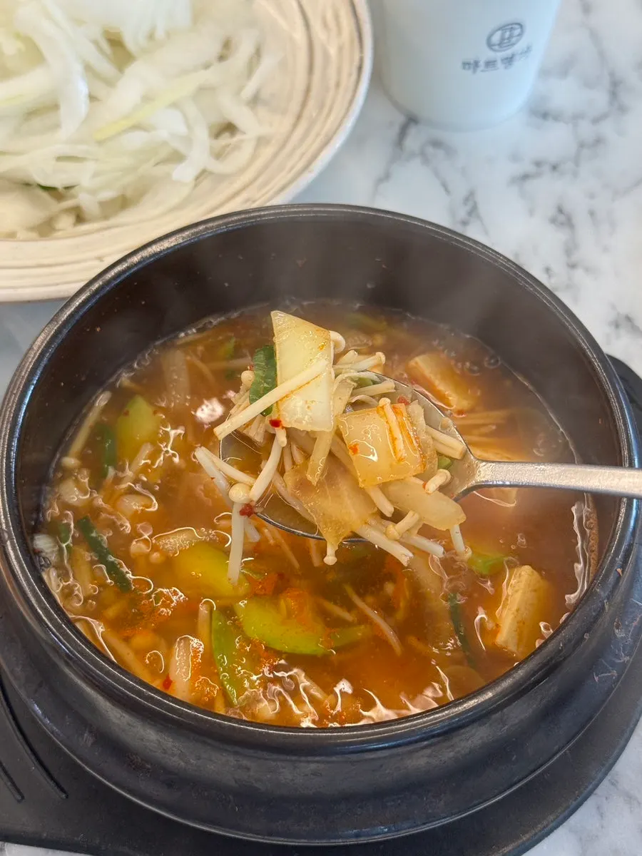 쌈을 크게 싸서 든 모습