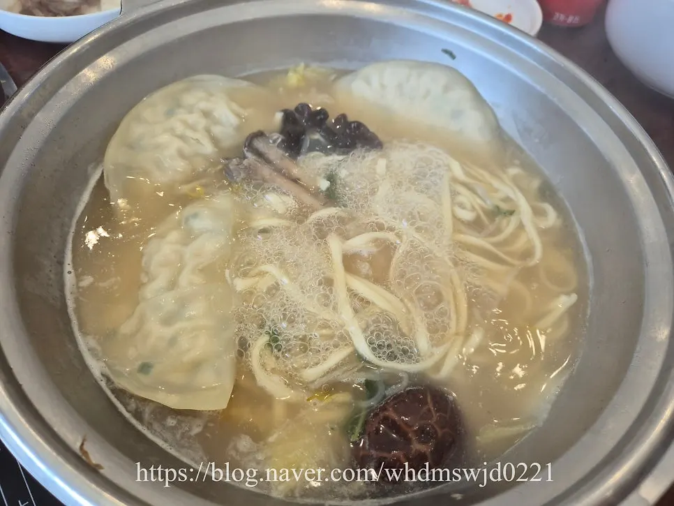 전골 육수에 끓인 칼국수