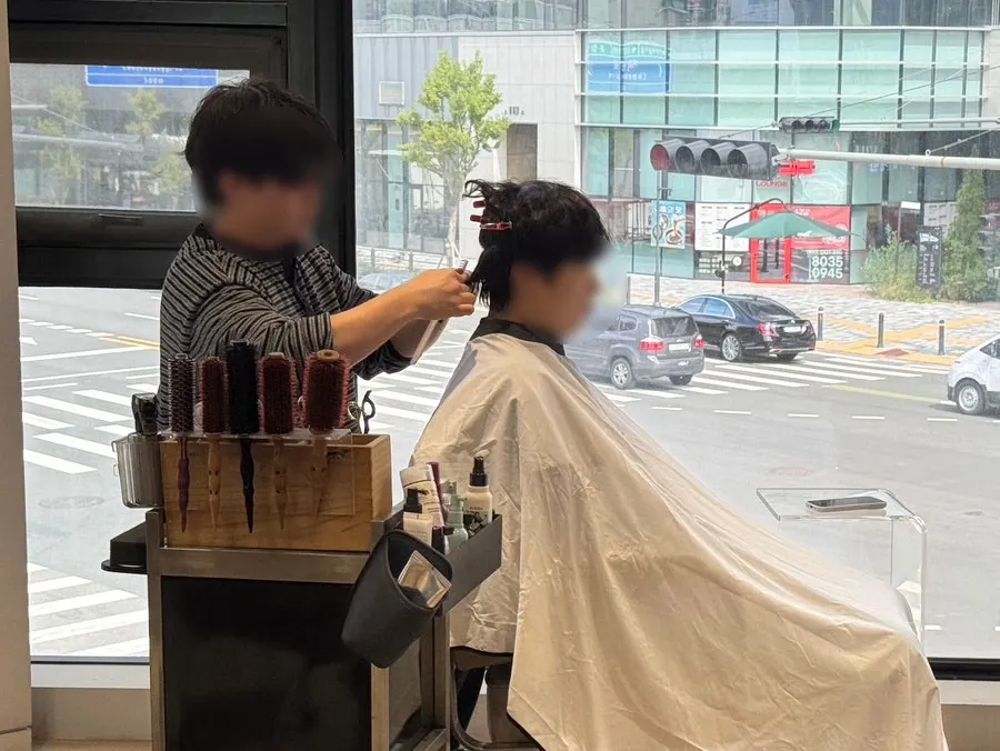 남자 커트가 진행 중인 시술 모습