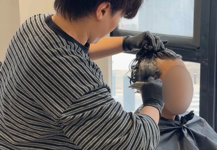 커트 후 정돈된 남자 헤어라인