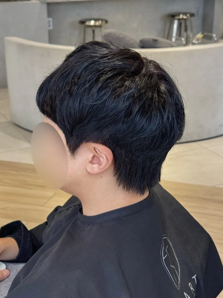 새치 염색약을 바르는 시술 장면