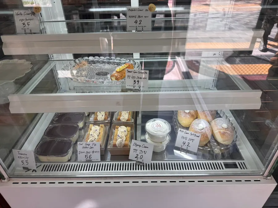 블랑제리 탄 진열대에 놓인 천연발효 빵
