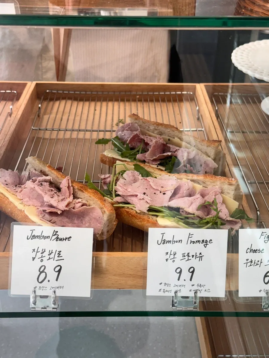 찹쌀떡 소금빵 진열 모습