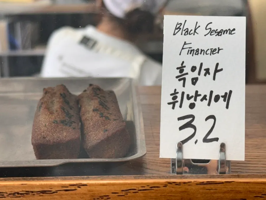 베이커리 메뉴와 가격이 적힌 매장 안내판