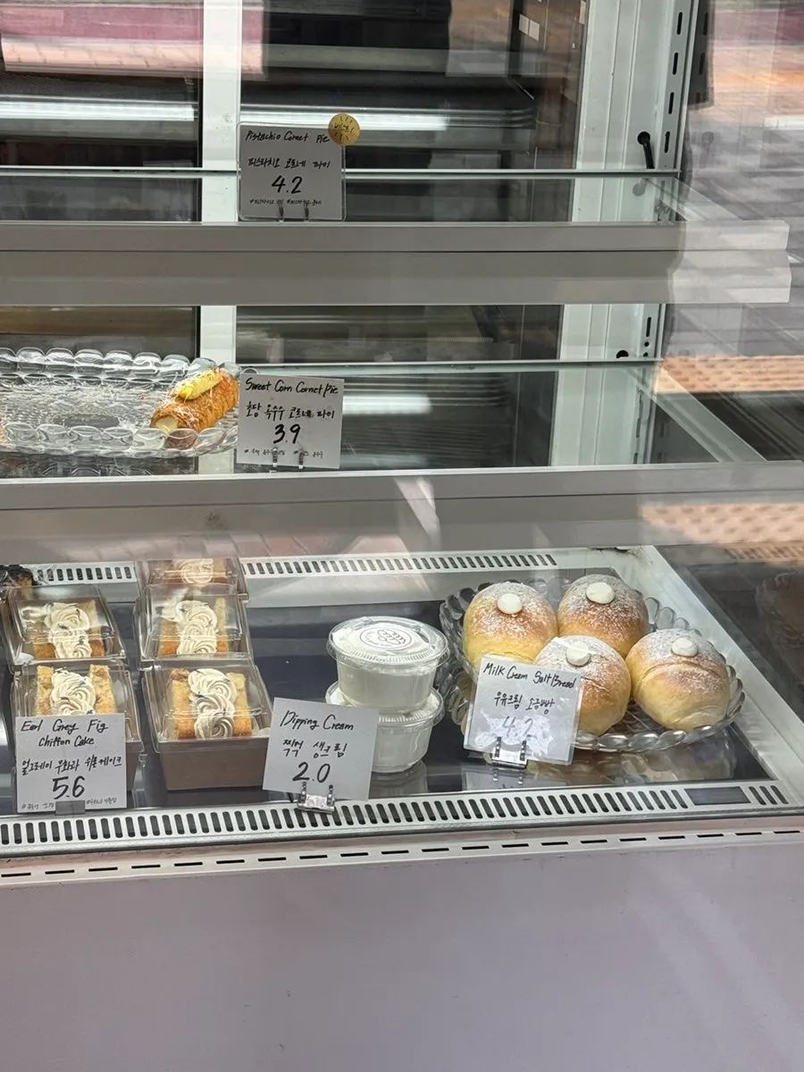 한 입 베어 문 빵의 단면