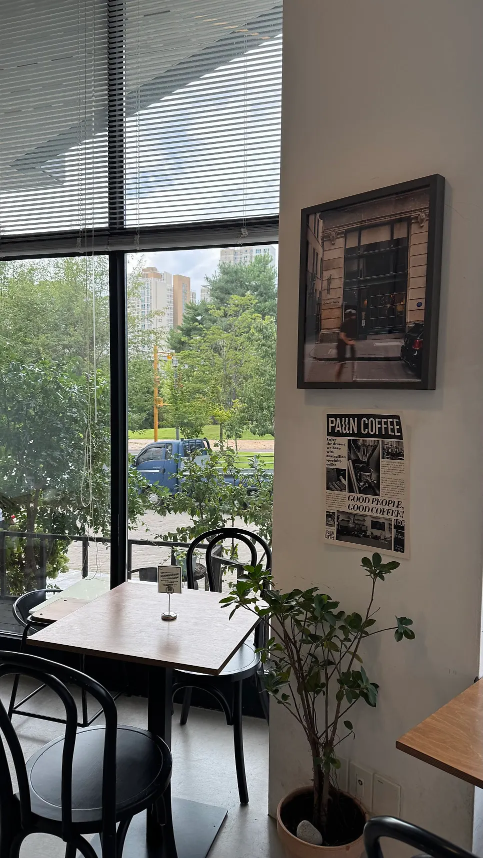 Danjang bean cream latte and financiers at Pound Coffee Unjeong Main Branch