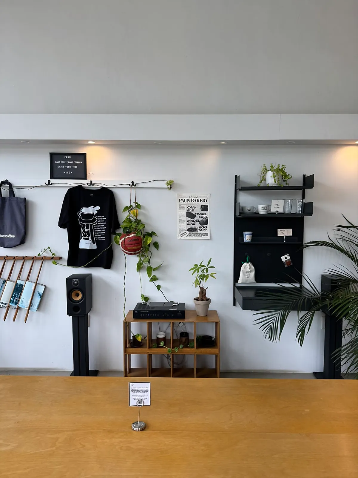 Entrance view of Pound Coffee Unjeong Main Branch
