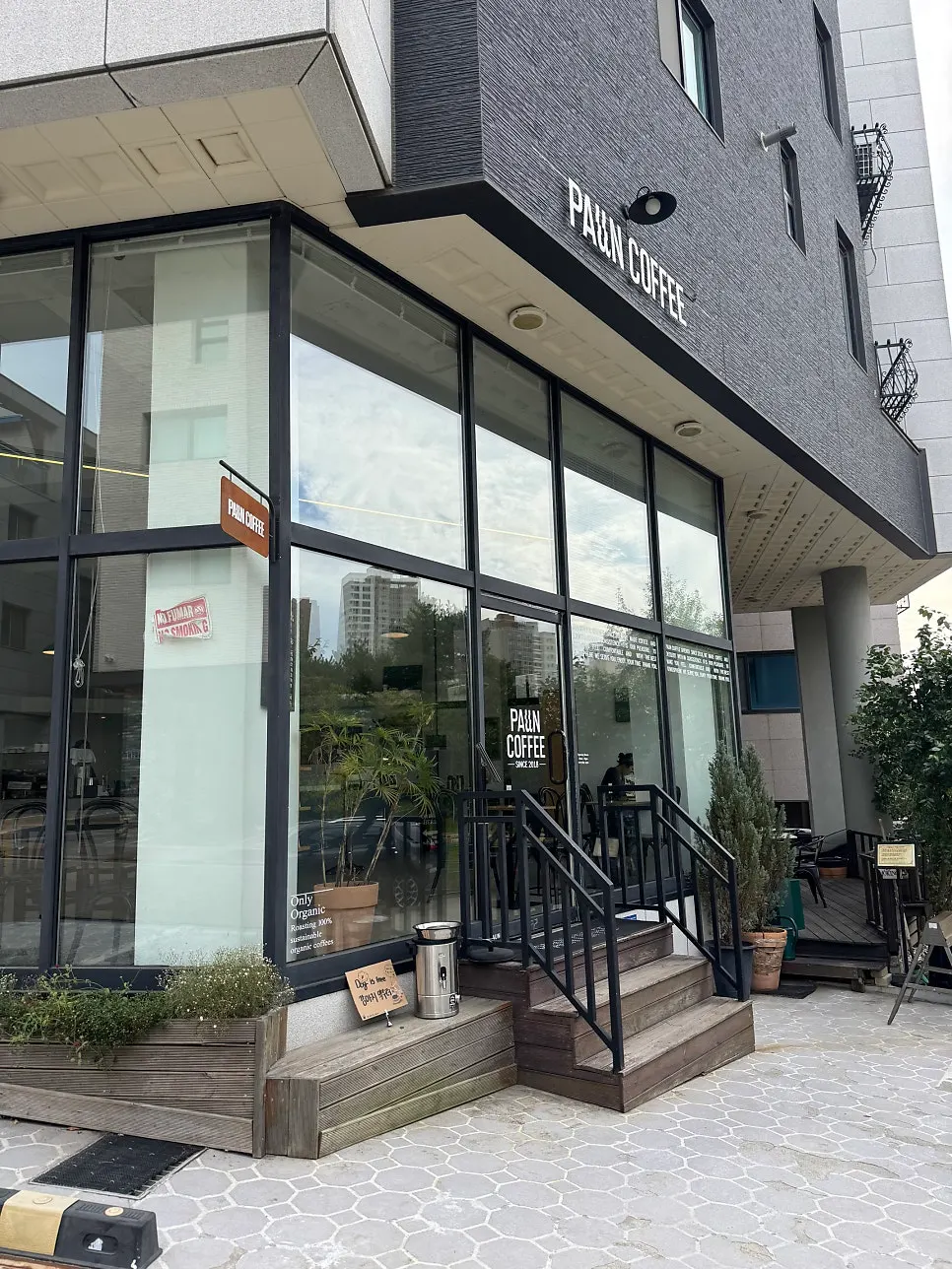 Quiet weekday afternoon entrance at Pound Coffee Unjeong Main Branch