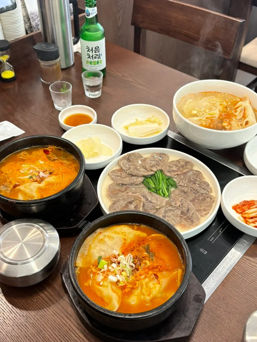 테이블에 놓인 키오스크와 수저 포장