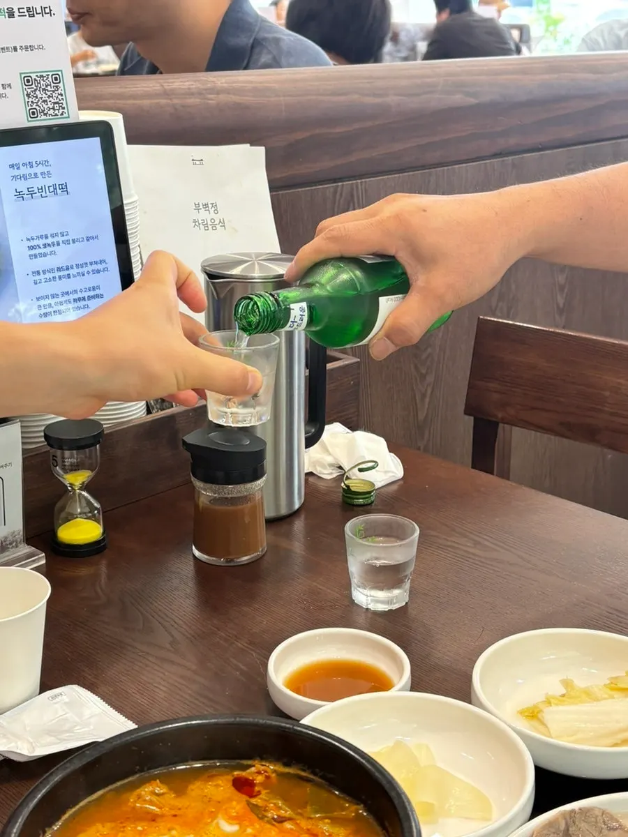 뚝배기에 담긴 넓적한 평양만두 짜박이
