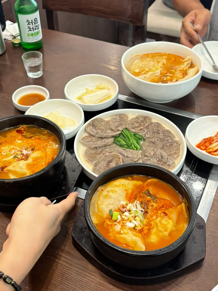 따뜻한 그릇에 담긴 평양만둣국