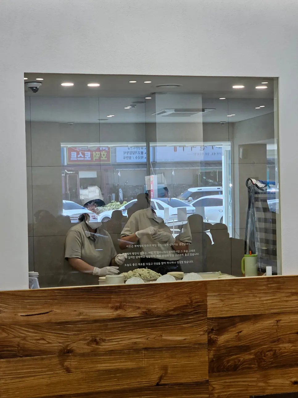 단무지와 백김치가 놓인 반찬 셀프바