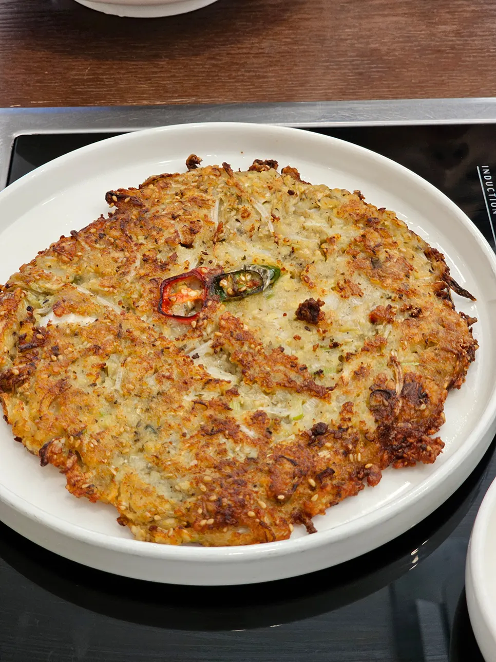 아롱사태 수육과 계란 올린 평양 비빔막국수
