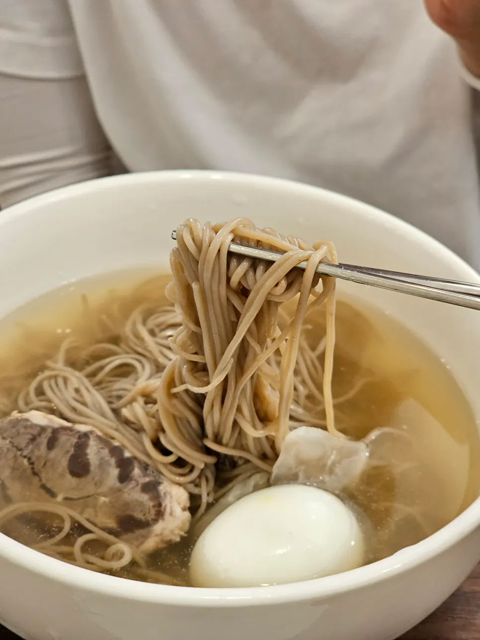 막국수와 빈대떡, 접시만두 한상 차림