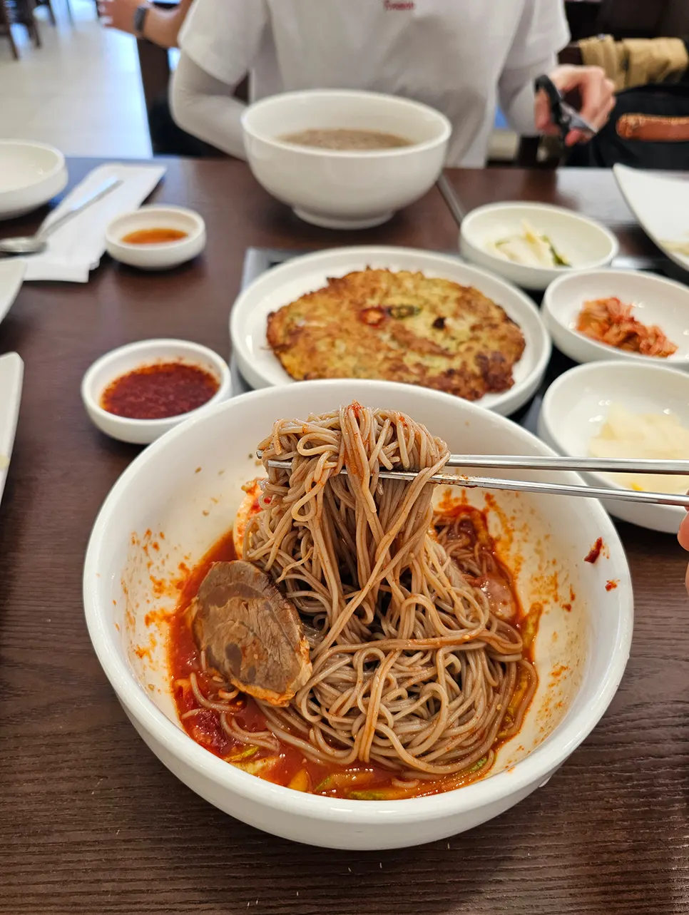 순메밀 면을 들어올린 평양 물막국수