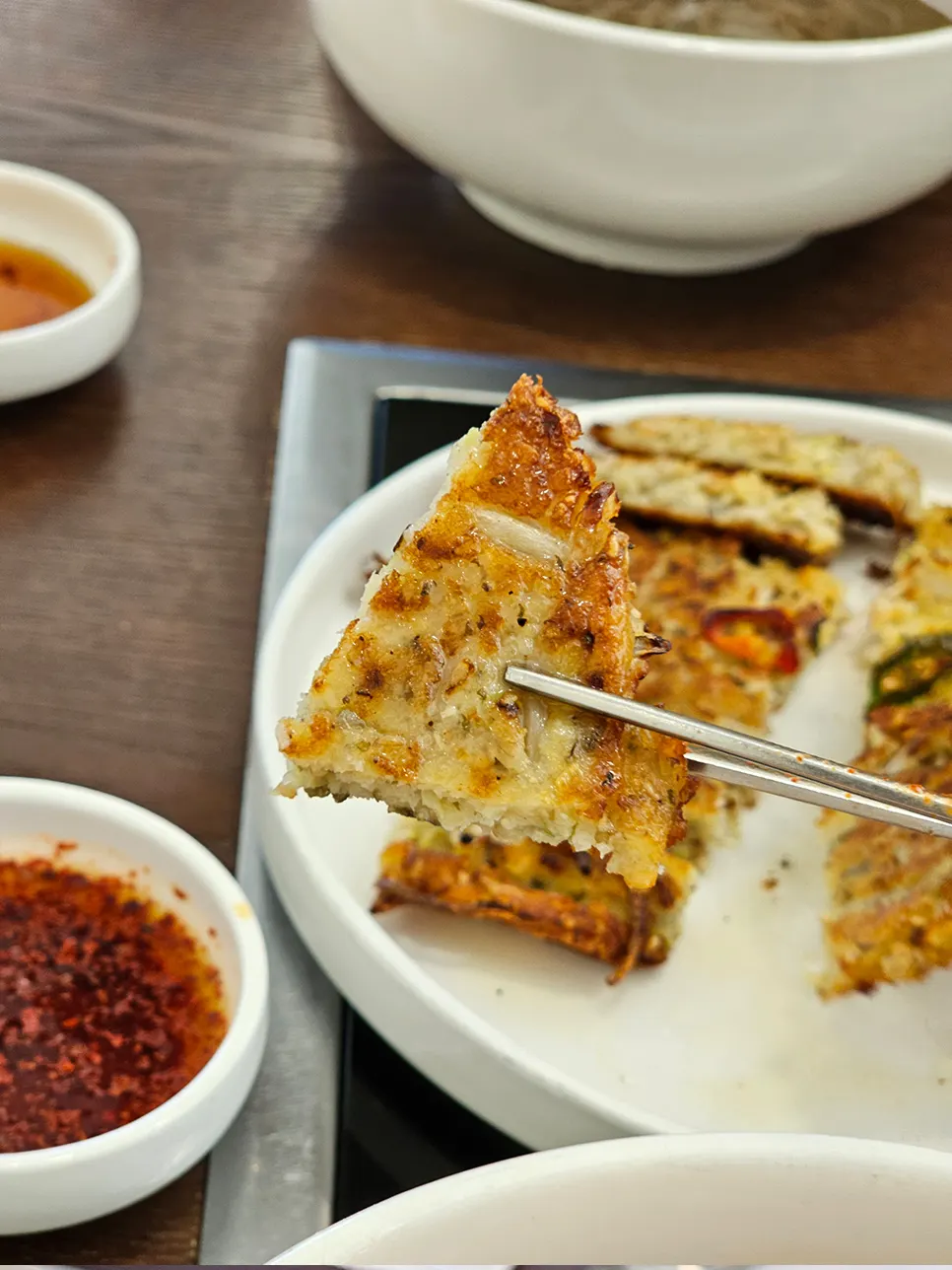양념 비벼낸 평양 비빔막국수 한 젓가락