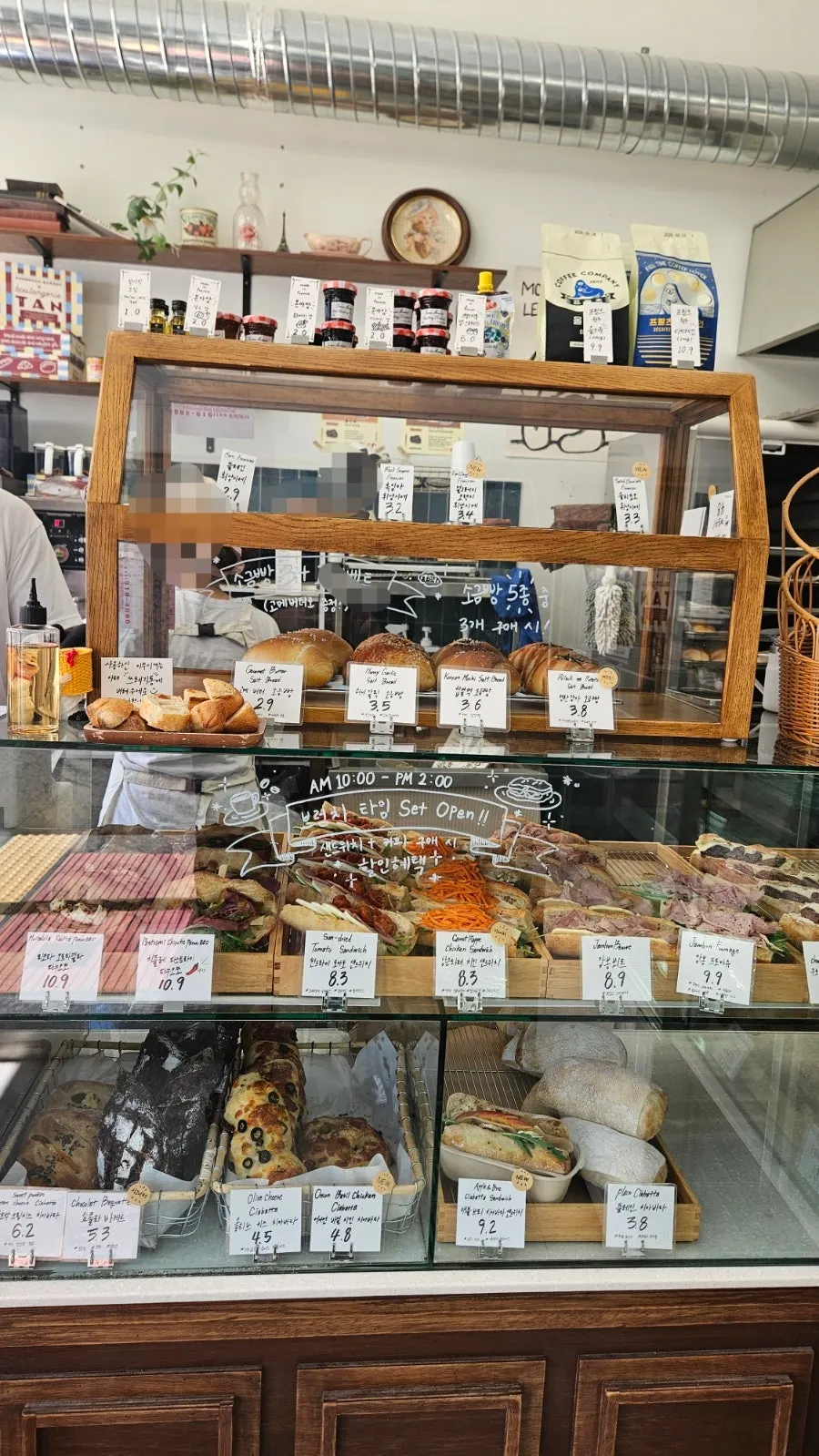 Shop interior suited to choosing bread