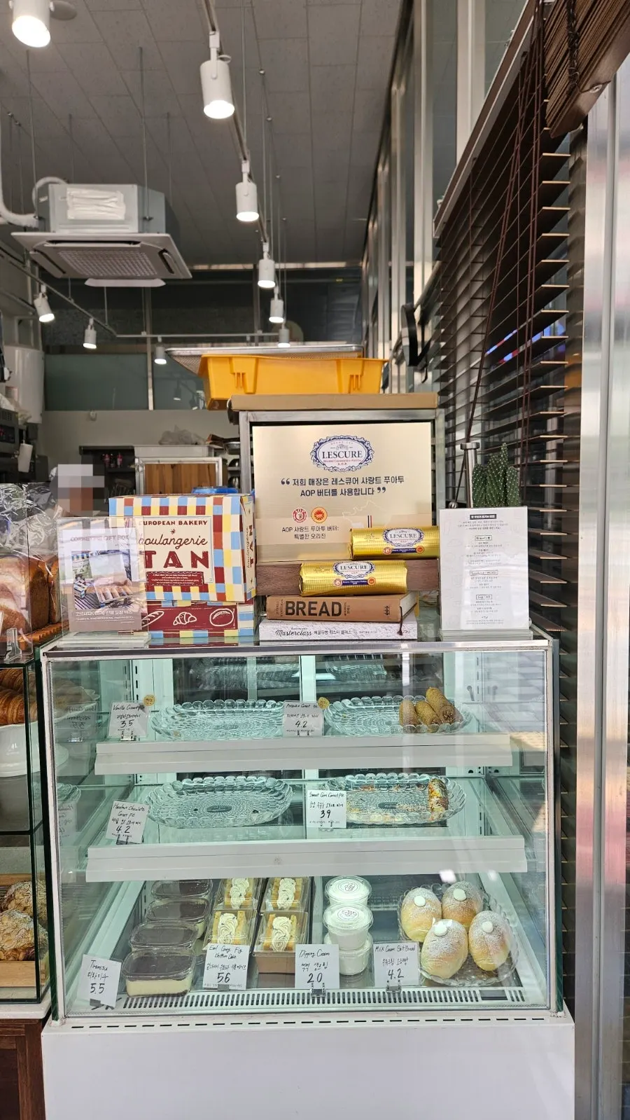 Shop space for enjoying coffee and bread