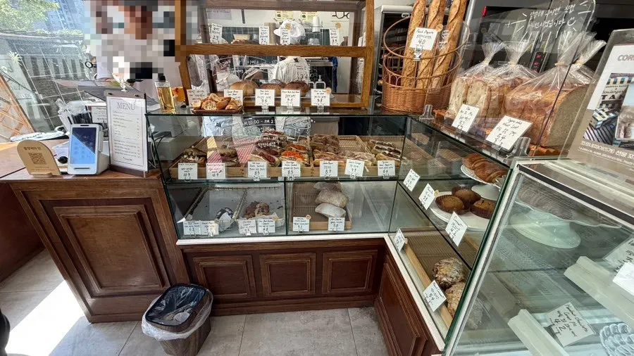 Crowded entrance of Boulangerie Tan