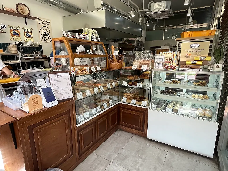 Bread display inside the Unjeong bakery